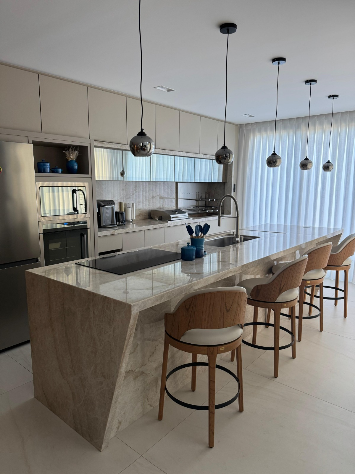Cozinha gourmet com ilha em mármore — Design Marmoraria Tubarão